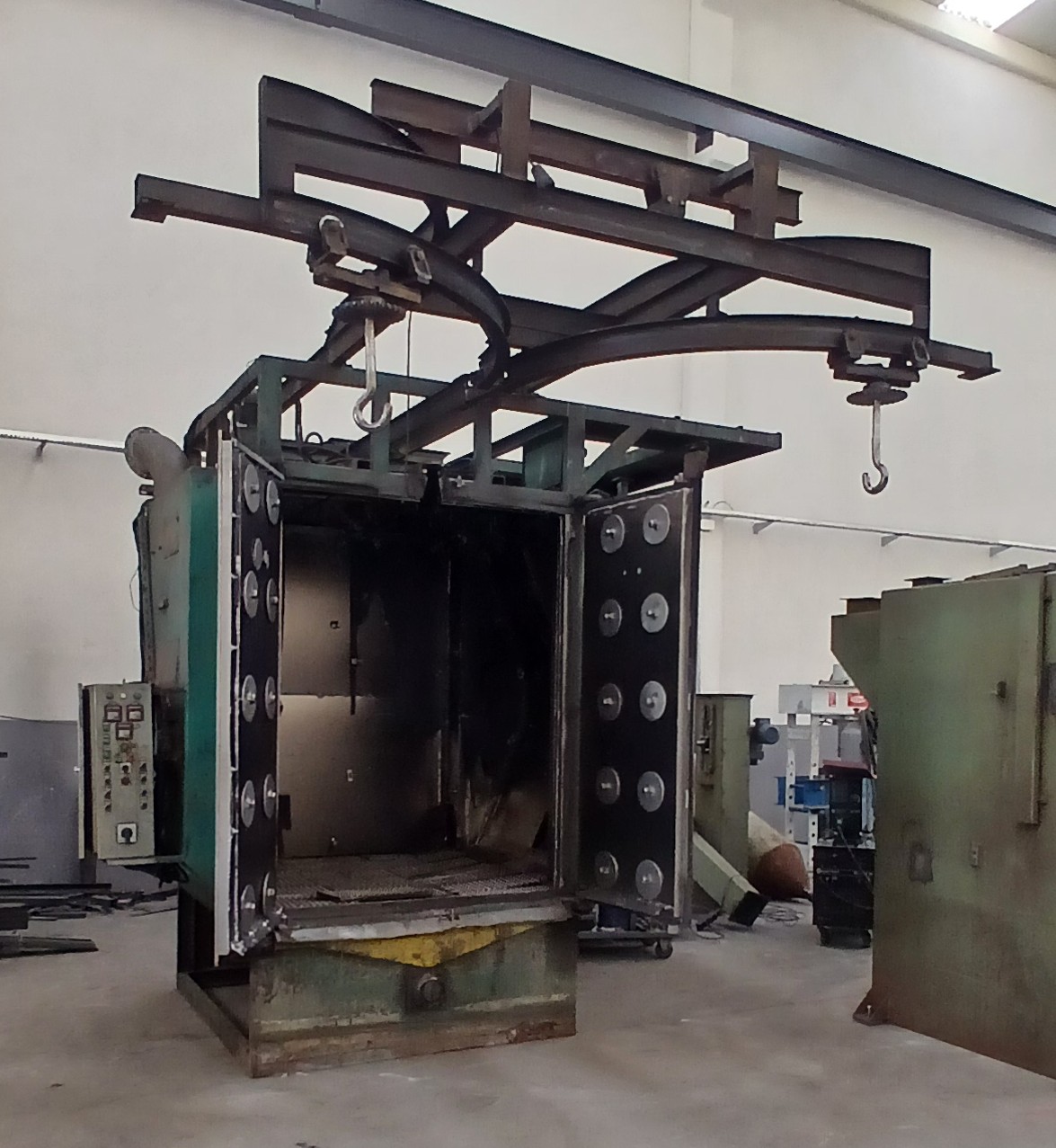Used 3 Turbine Double Hook Shot Blasting Machine (Ø1500 x 1900 Capacity)